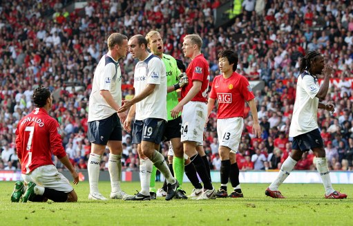  曼联争议点球引发舆论风波  