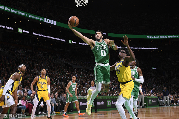  哈利伯顿三双步行者客场掀翻绿军豪门