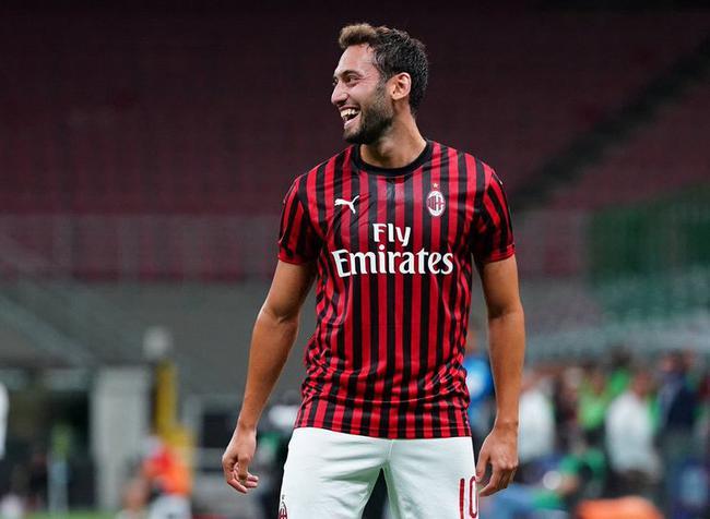  AC米兰旧将恰尔汗奥卢反戈一击，精准任意球直挂死角